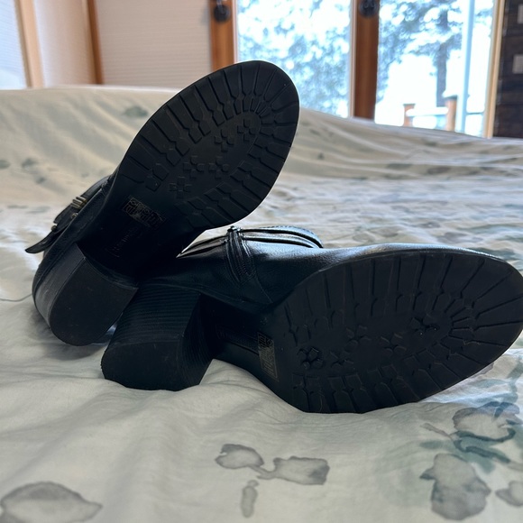 Naturalizer black ankle booties. Size 7.5. - Picture 4 of 5